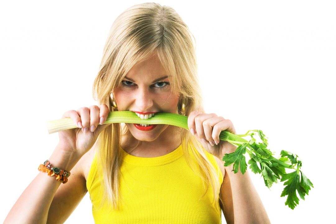 dívka jíst celer pro hubnutí