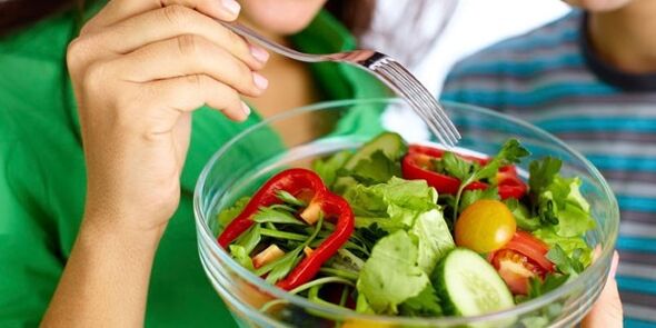 Jíst zeleninový salát na dietě bez sacharidů, abyste utlumili pocit hladu