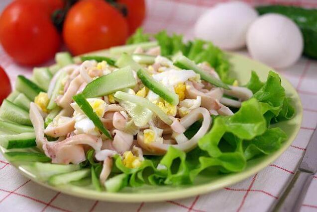 Kalamárový salát s vejci a okurkou na nízkosacharidové dietě