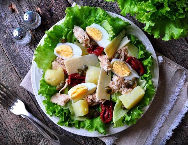 Konzervovaný tuňákový salát v nízkosacharidové dietě