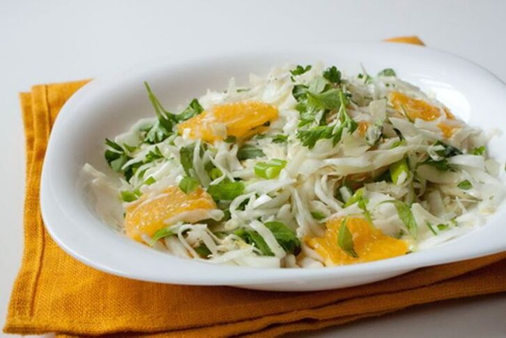 Salát z čínského zelí, pomeranče a jablek – vitamínový pokrm na nízkosacharidové dietě